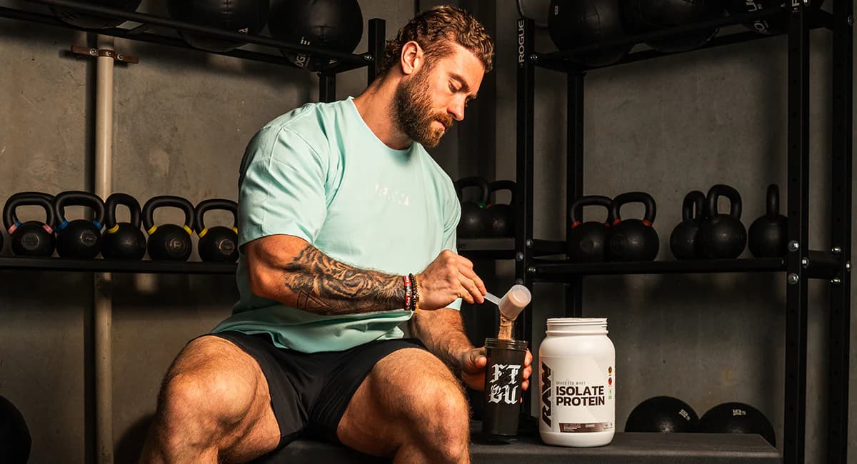 Atleta preparando un batido de proteína aislada después de entrenar